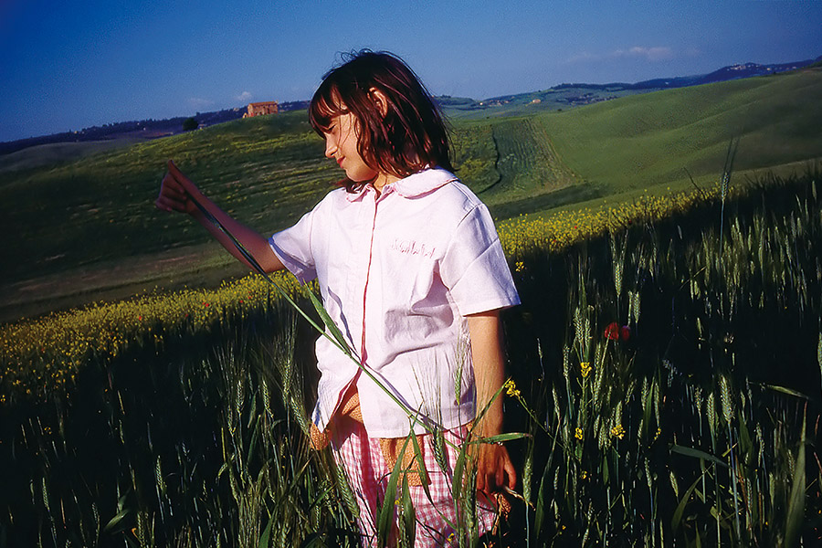 中村ハルコ写真展公式図録『光の音 ― 1990年代ヴァル・ドルチャの儚い瞬間』